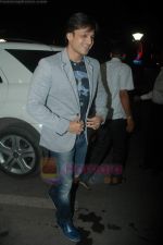 Vivek Oberoi leaves for IIFA with family in Mumbai Airport on 23rd June 2011 (5).JPG